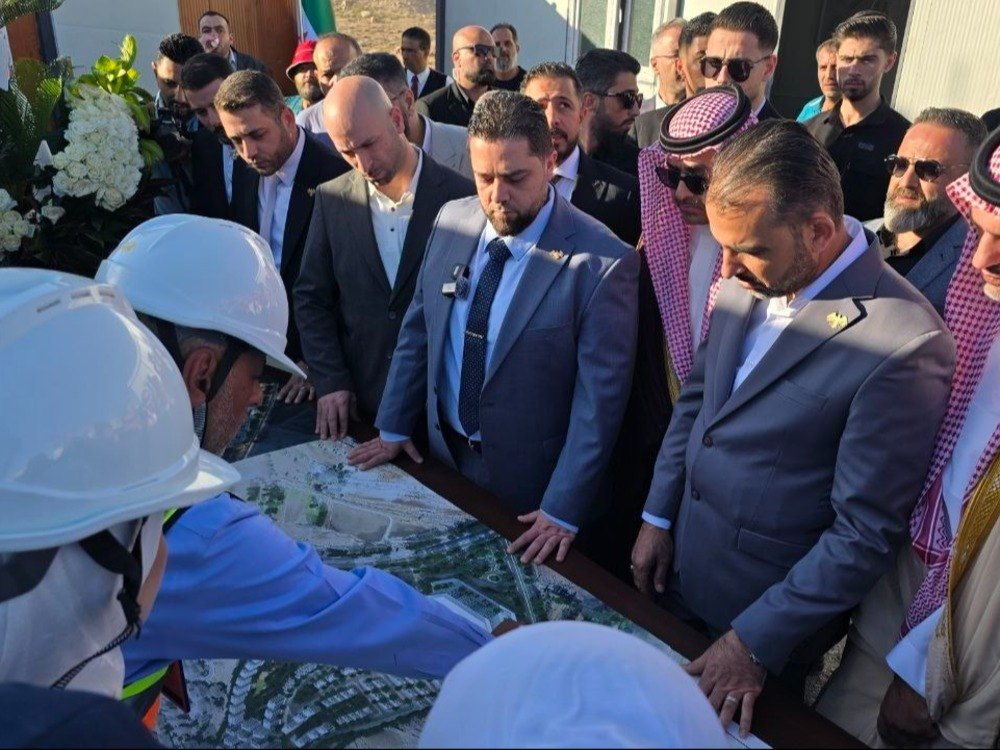 Bakan Mustafa Abdurrezzak (ortada), Kudsaya’daki Abyat Hills temel atma töreninde, 6 Haziran 2026.