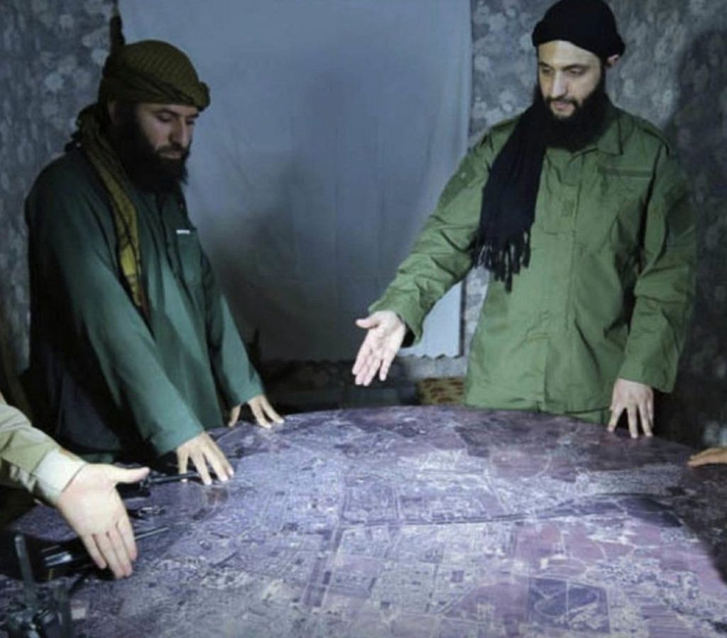 Omar Mohammed Jaftashi (a sinistra) con Ahmed al Sharaa (a destra), senza data.